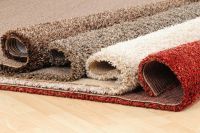 zwinięte dywany