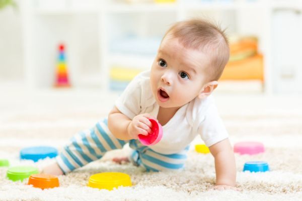 małe dziecko na dywanie
